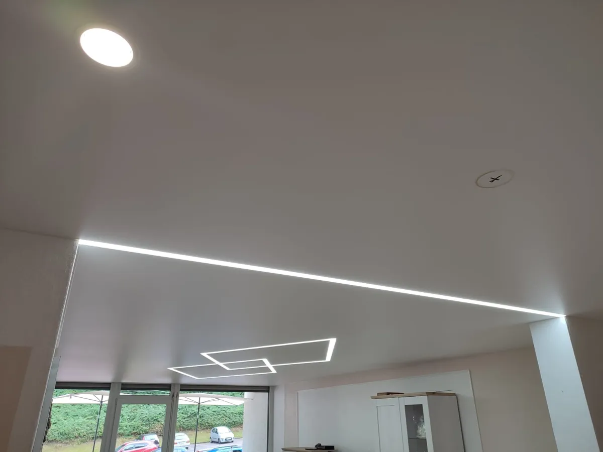 Spanndecke mit schmalem LED-Lichtband über der Fensterfront